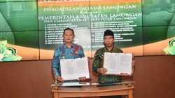 Bupati Lamongan Yuhronur Efendi akrab disapa Pak Yes menandatangani nota kesepahaman bersama Pengadilan Agama Lamongan dan delapan belas stakeholder se-Kabupaten Lamongan. Foto: Tugusatu/Ahmad Yakub/ist