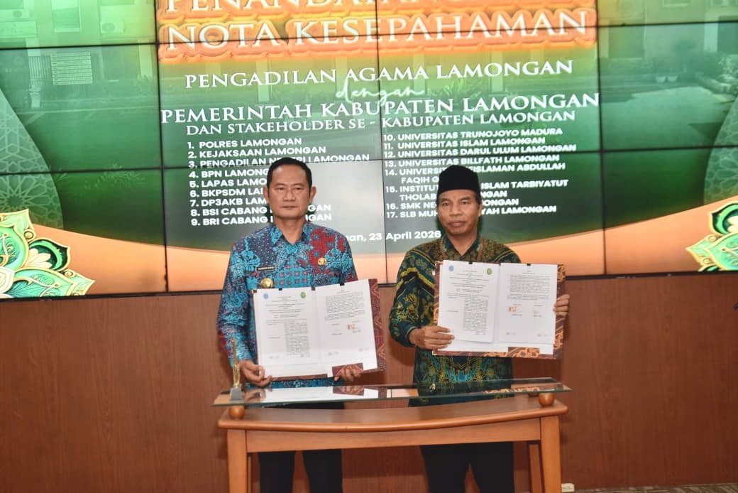Bupati Lamongan Yuhronur Efendi akrab disapa Pak Yes menandatangani nota kesepahaman bersama Pengadilan Agama Lamongan dan delapan belas stakeholder se-Kabupaten Lamongan. Foto: Tugusatu/Ahmad Yakub/ist