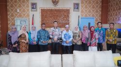 Wakil Bupati Lamongan Dirham Akbar Aksara menerima kunjungan kerja soal stunting dari Kabupaten Banjar dan Kota Salatiga. Foto: Tugusatu/Ahmad Yakub/ist