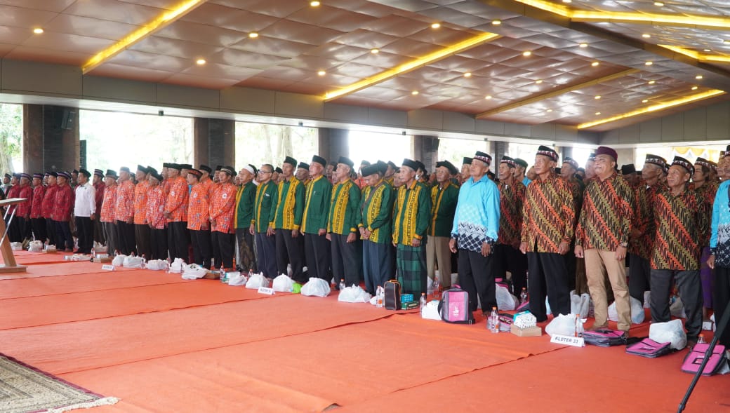 Peserta manasik haji berkumpul di Masjid Namira, Lamongan, Jawa Timur, Selasa (31/3/2026). Foto: Tugusatu/Ahmad Yakub/ist