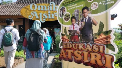 Wisatawan mengunjungi Omah Atsiri di Batu Love Garden, Kota Batu, Jawa Timur, Jumat (17/4). Di tempat itu menjual BOUMI produk kids care berbahan alami buatan universitas Brawijaya. Foto: Tugusatu/Bagus Suryo