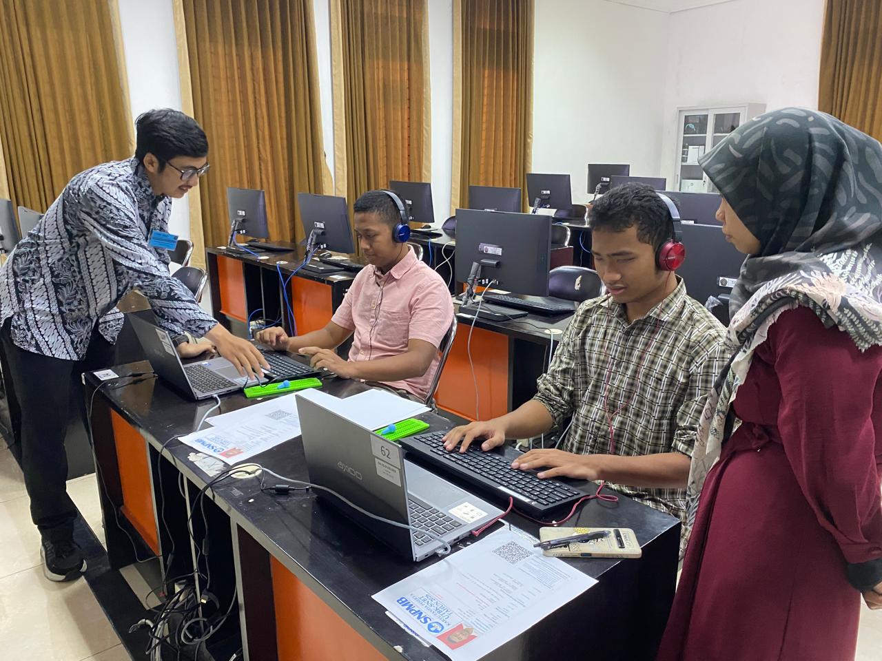 Sejumlah difabel mengikuti Ujian Tulis Berbasis Komputer (UTBK) di Universitas Brawijaya. Foto: Dok. Humas UB