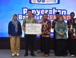 Pemkab Lamongan Serahkan Bantuan Genting Periode Tiga