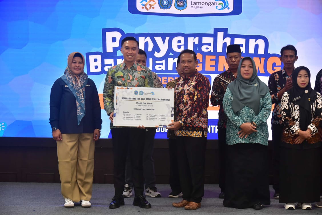 Wakil Bupati Lamongan yang juga sebagai Ketua Tim Percepatan Penurunan Stunting (TPPS) Kabupaten Lamongan, Dirham Akbar Aksara menyerahkan bantuan Program Gerakan Orang Tua Asuh Cegah Stunting (Genting) periode ketiga. Foto: Tugusatu/Ahmad Yakub/ist