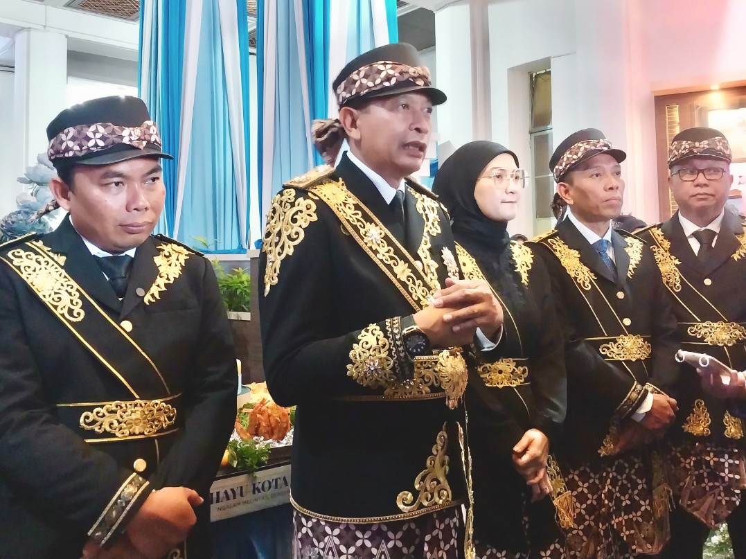 Wali Kota Malang Wahyu Hidayat dan Wakil Wali Kota Ali Muthohirin bersama Ketua DPRD Kota Malang Amithya Ratnanggani Sirraduhita di Balai Kota Malang. Foto: Tugusatu/Maghfirotul Hasanah