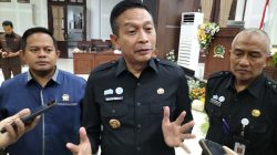 Wali Kota Malang Wahyu Hidayat menjelaskan progres pembangunan jalan di Pasar Gadang. Foto: Tugusatu/Bagus Suryo