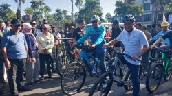 Wali Kota Malang Wahyu Hidayat bersama Menteri Lingkungan Hidup Hanif Faisol Nurofiq bersepeda untuk hemat bahan bakar minyak. Foto: Tugusatu/Maghfirotul Hasanah