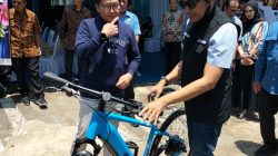 Wali Kota Malang Wahyu Hidayat menjalani aktivitas dinas dengan bersepeda untuk menghemat BBM. Foto: Tugusatu/Bagus Suryo