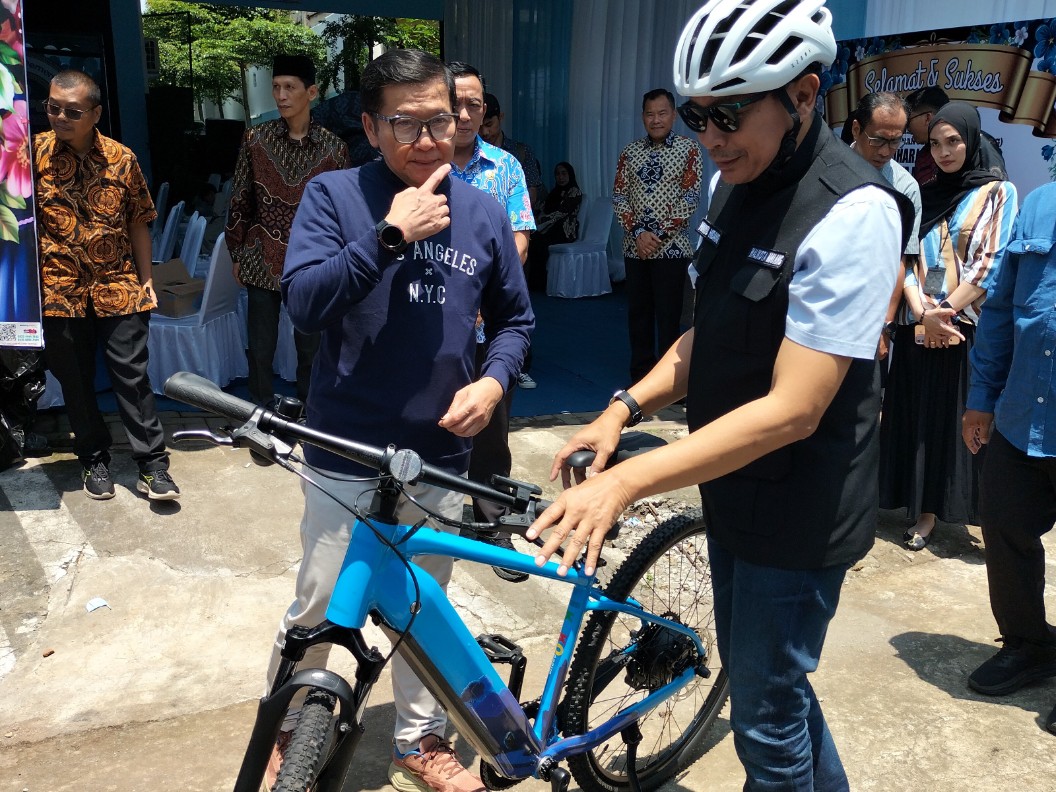 Wali Kota Malang Wahyu Hidayat menjalani aktivitas dinas dengan bersepeda untuk menghemat BBM. Foto: Tugusatu/Bagus Suryo