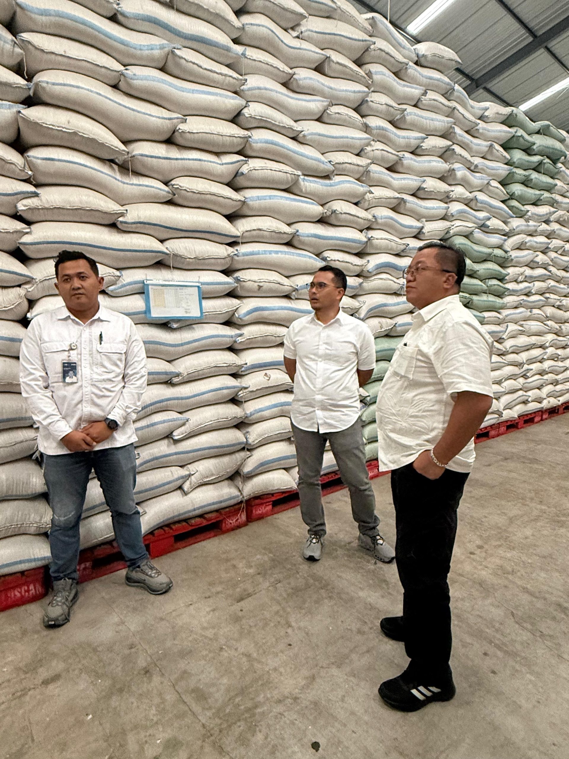 Kepala Bulog Cabang Malang, M. Nurjuliansyah Rachman (tengah), mengecek stok beras di gudang milik perum tersebut. Istimewa