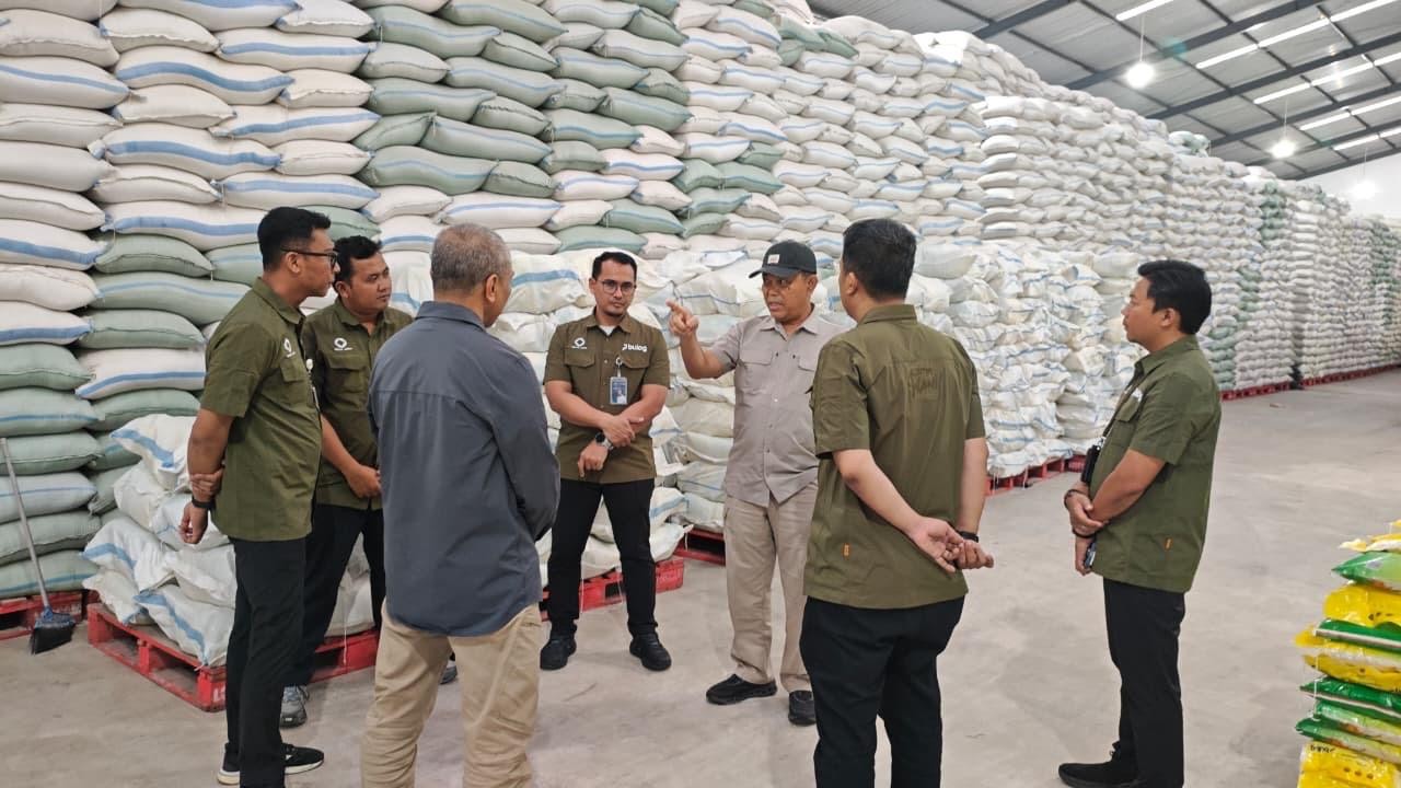 Kepala Bulog Cabang Malang, M. Nurjuliansyah Rachman (tengah), mengecek stok beras di gudang milik perum tersebut. Istimewa