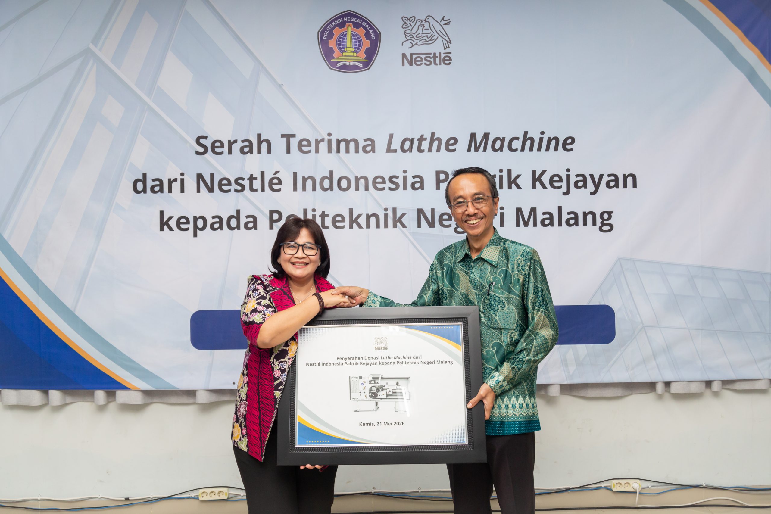 Nestlé Indonesia melalui Pabrik Kejayan melakukan seremoni serah terima mesin bubut (lathe machine) kepada Politeknik Negeri Malang sebagai bagian dari komitmen perusahaan dalam mendukung pengembangan talenta muda di sektor vokasi. Inisiatif ini sejalan dengan upaya Nestlé dalam meningkatkan keterampilan teknis serta kesiapan kerja generasi muda melalui pembelajaran berbasis praktik yang relevan dengan kebutuhan industri. Seremoni serah terima dilakukan oleh (kiri ke kanan), Factory Manager Nestlé Indonesia Pabrik Kejayan Imelda Mayasari, Direktur Politeknik Negeri Malang Supriatna Adhisuwignjo. Istimewa