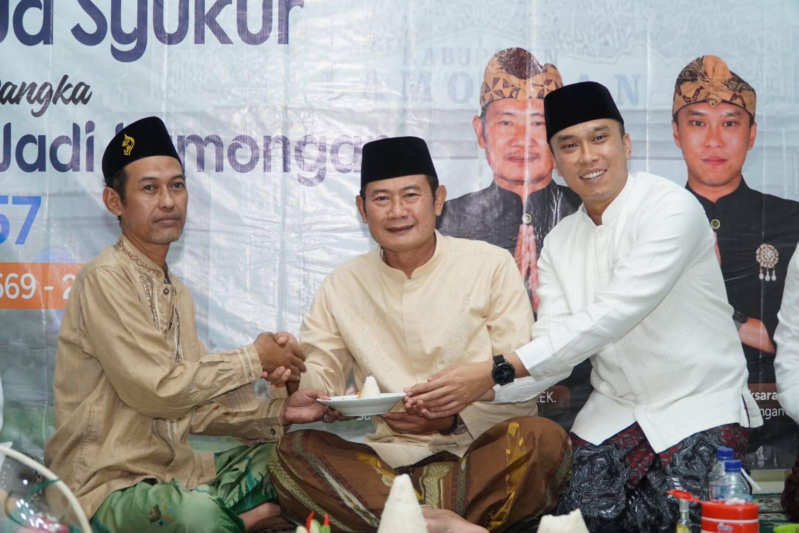 Bupati Lamongan Yuhronur Efendi merayakan malam Hari Jadi Lamongan (HJL) ke-457 bersama masyarakat, Senin (25/5/2026). Foto: Tugusatu/Ahmad Yakub/ist