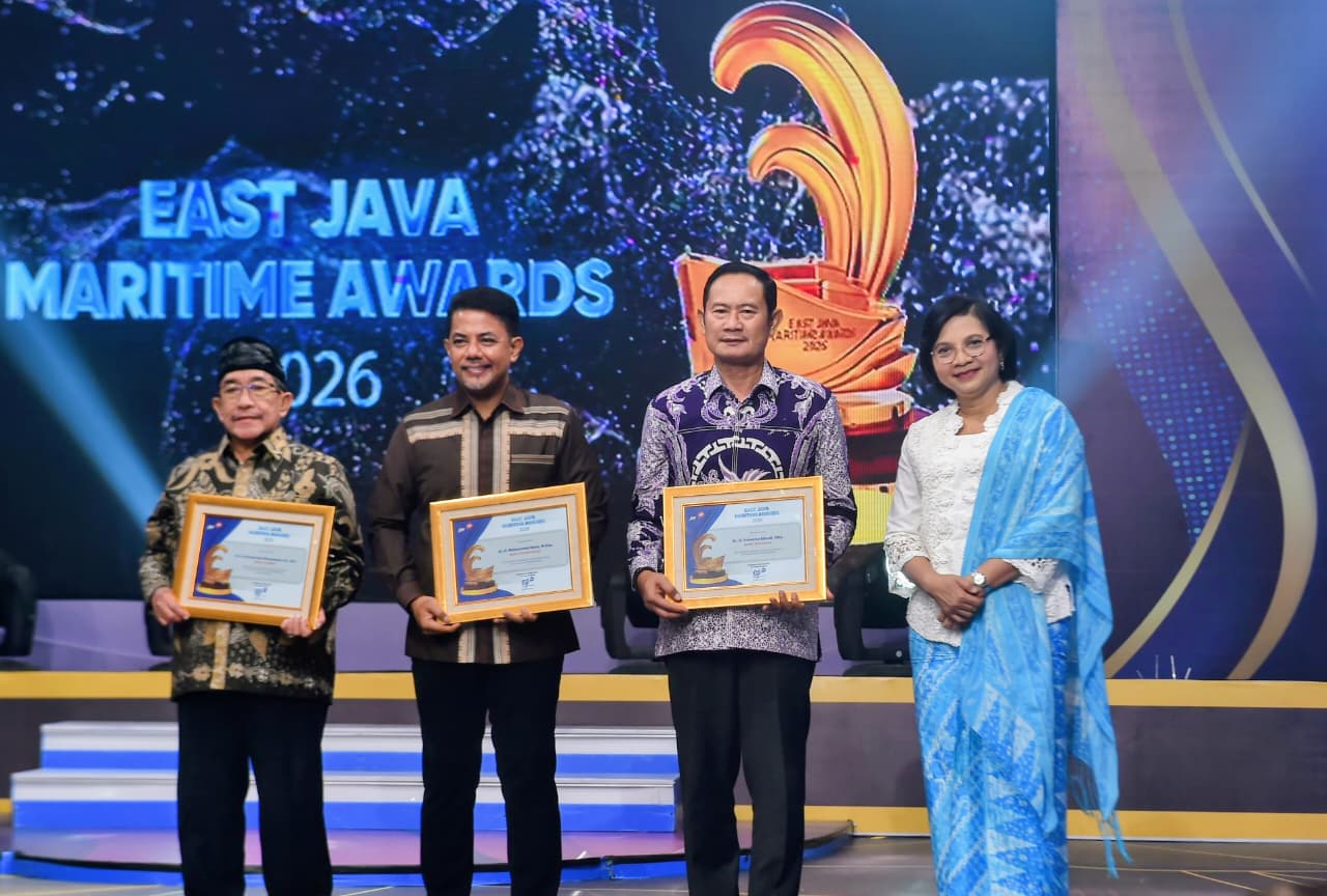 Bupati Lamongan Yuhronur Efendi meraih Penghargaan East Java Maritime Awards 2026, Rabu (20/5). Foto: Tugusatu/Ahmad Yakub/ist