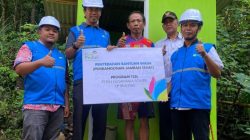 PT PLN Nusantara Power Unit Pembangkitan Brantas (PLN NP UP Brantas) menyerahkan bantuan fasilitas WASH (Water, Access, Sanitation, Hygiene) kepada 4 warga Dusun Jati, Desa Kedungcangkring, Kecamatan Pagerwojo, Kabupaten Tulungagung, Jumat (22/5). Foto: PLN NP UP Brantas