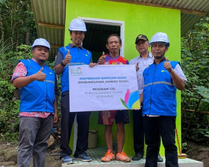 PT PLN Nusantara Power Unit Pembangkitan Brantas (PLN NP UP Brantas) menyerahkan bantuan fasilitas WASH (Water, Access, Sanitation, Hygiene) kepada 4 warga Dusun Jati, Desa Kedungcangkring, Kecamatan Pagerwojo, Kabupaten Tulungagung, Jumat (22/5). Foto: PLN NP UP Brantas