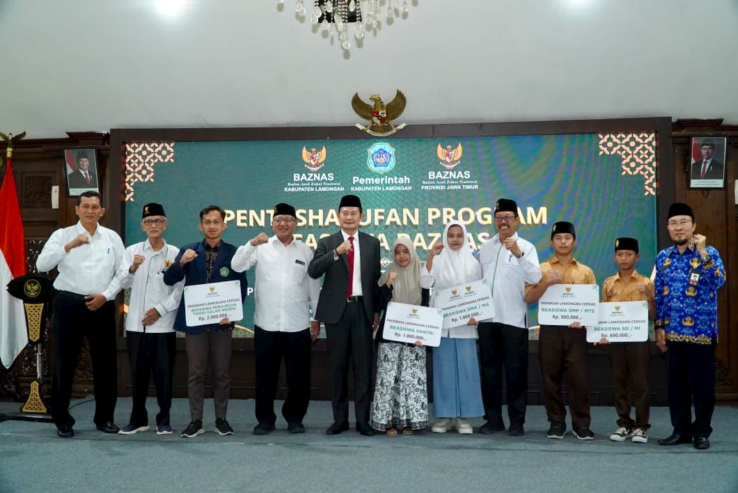 Pemkab Lamongan bersama Baznas berkomitmen meningkatkan kualitas sumber daya manusia melalui program beasiswa Lamongan Cerdas dan Satu Keluarga Satu Sarjana (SKSS). Foto: Tugusatu/Ahmad Yakub/ist