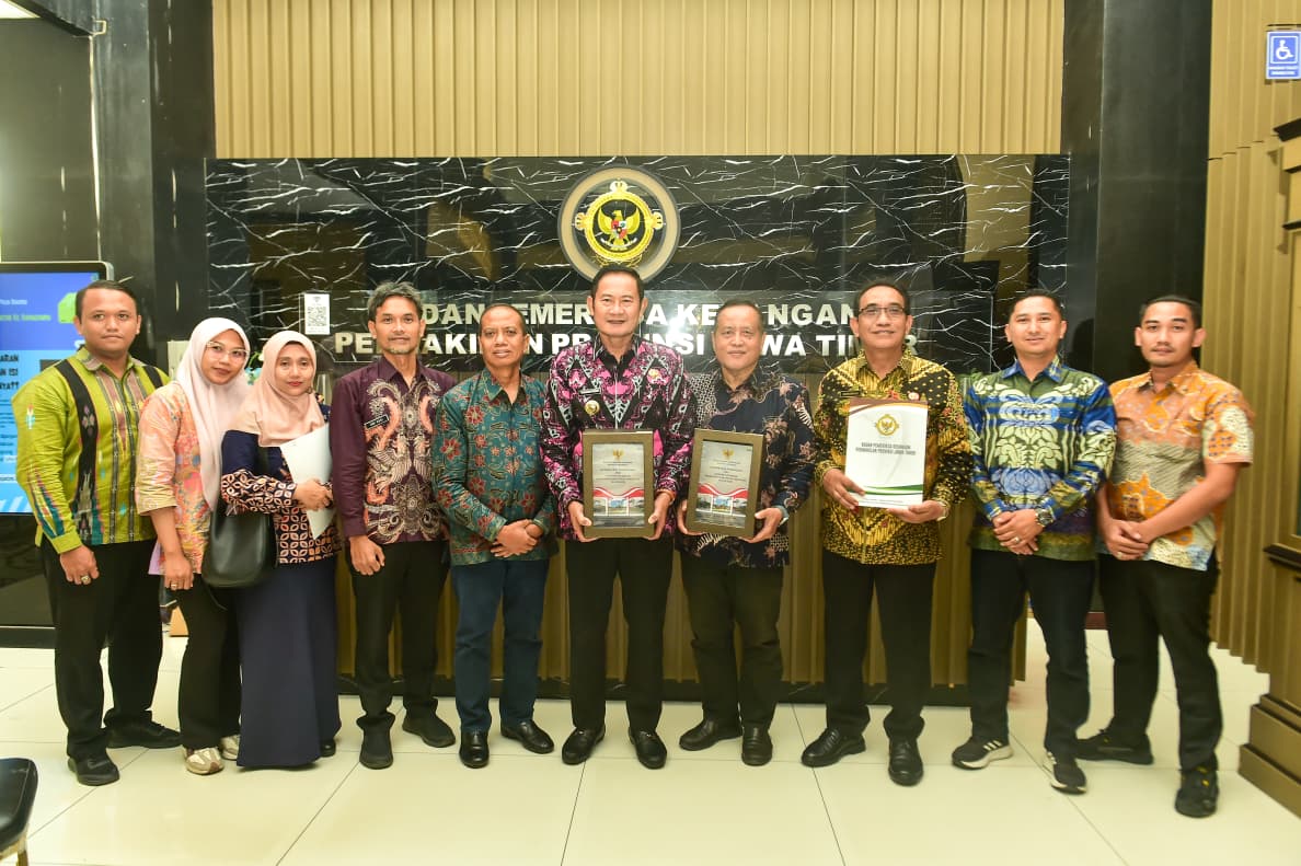 Bupati Lamongan Yuhronur Efendi bersama perangkat daerah menerima Laporan Hasil Pemeriksaan (LHP) Badan Pemeriksa Keuangan (BPK) RI Perwakilan Provinsi Jawa Timur, Jumat (29/5/2026). Foto: Tugusatu/Ahmad Yakub/ist