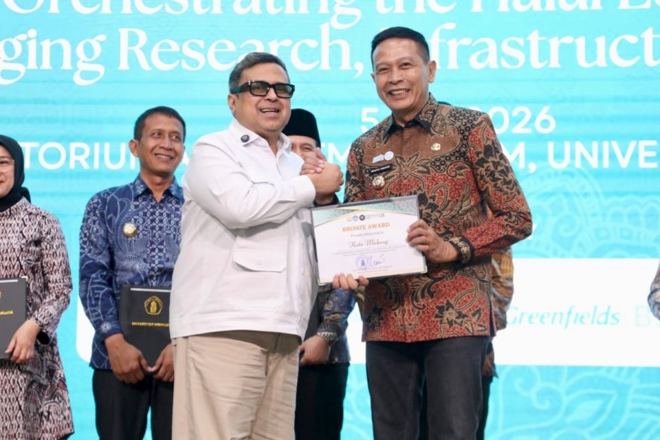 Wali Kota Malang Wahyu Hidayat menerima penghargaan UB Halal Metric di Universitas Brawijaya, Malang, Jawa Timur, Rabu (6/5/2026). Foto: Dok. Bagian Prokompim