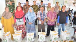 Bupati Lamongan Yuhronur Efendi menyalurkan bantuan pangan di Desa Pucangro, Kecamatan Kalitengah dan Desa Sumberwudi, Kecamatan Karanggeneng, Jumat (8/5). Foto: Tugusatu/Ahmad Yakub/ist