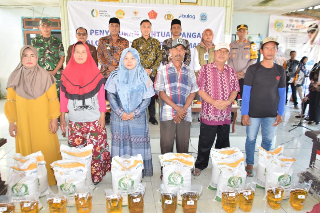 Bupati Lamongan Yuhronur Efendi menyalurkan bantuan pangan di Desa Pucangro, Kecamatan Kalitengah dan Desa Sumberwudi, Kecamatan Karanggeneng, Jumat (8/5). Foto: Tugusatu/Ahmad Yakub/ist