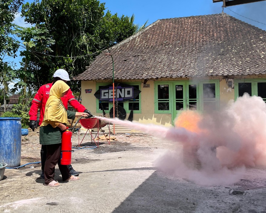 Perajin batik praktik menggunakan Alat Pemadam Api Ringan (APAR) dan Alat Pemadam Api Tradisional (APAT).