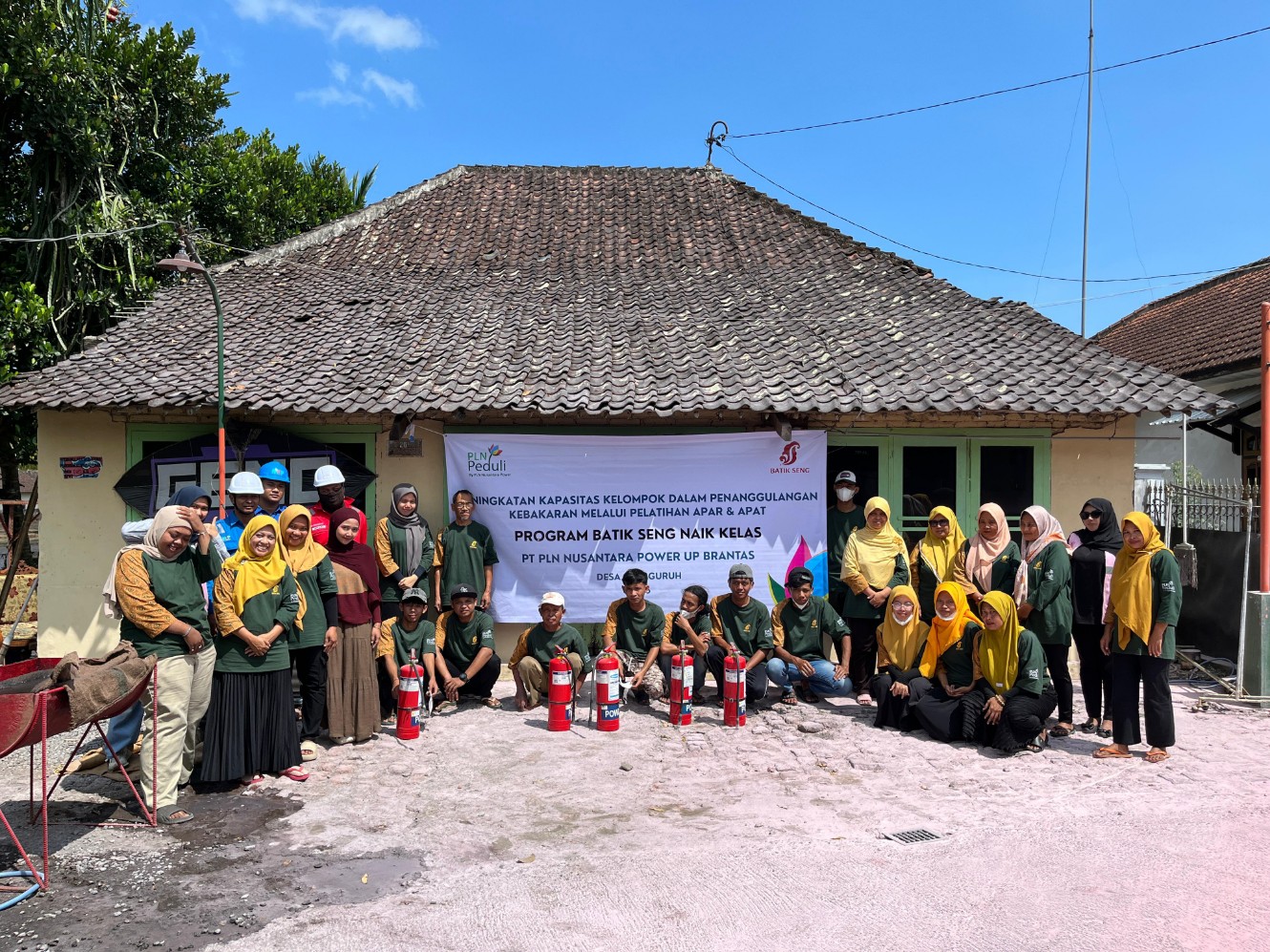 PT PLN Nusantara Power Unit Pembangkitan Brantas (PLN NP UP Brantas) menggelar pelatihan penggunaan Alat Pemadam Api Ringan (APAR) dan Alat Pemadam Api Tradisional (APAT) bagi kelompok Batik Seng, Rabu (13/5/2026). Foto-foto: PLN NP UP Brantas