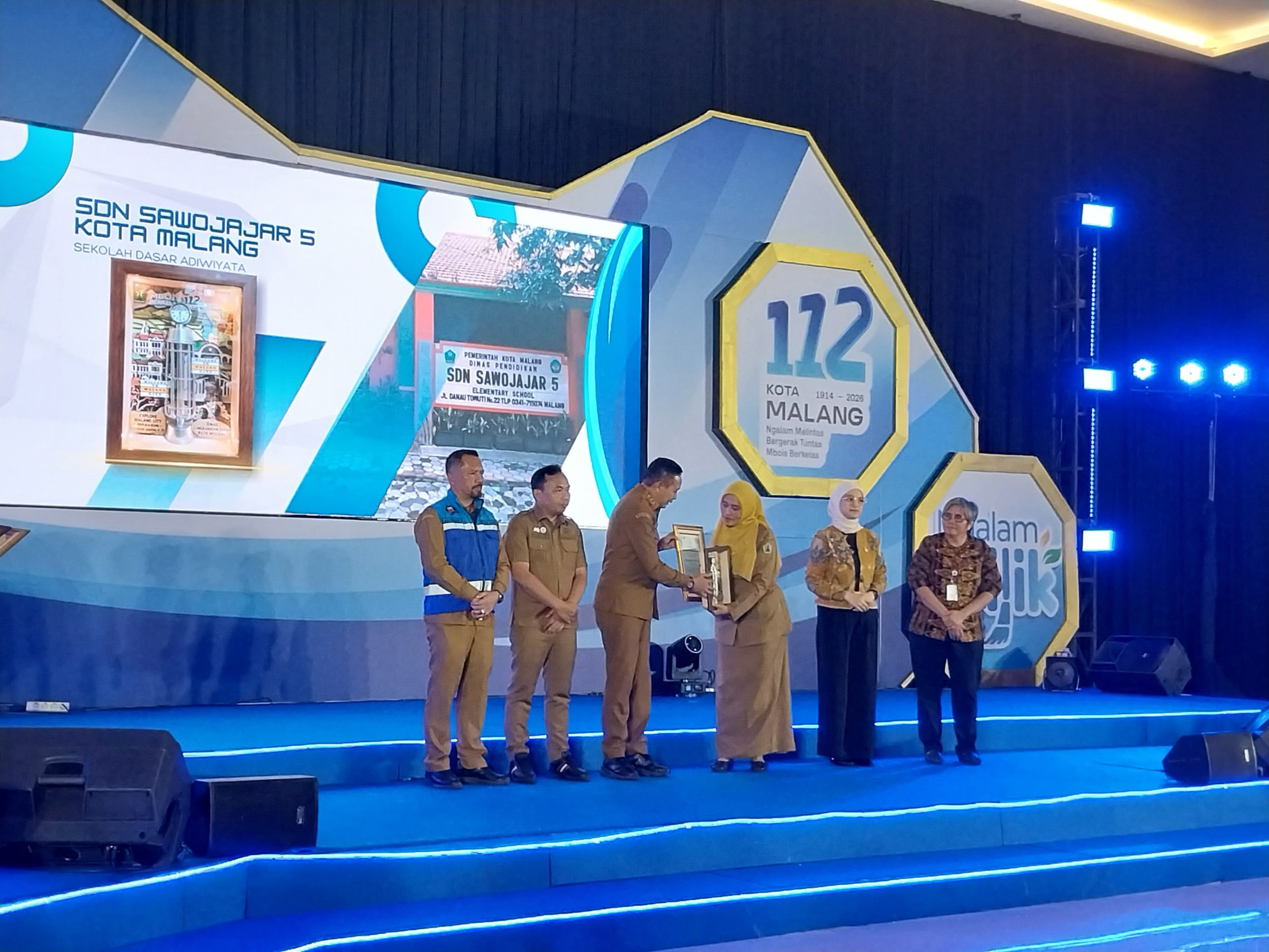 Wali Kota Malang Wahyu Hidayat menyerahkan penghargaan Malang Kota bersih menuju Adipura untuk Indonesia Asri (aman, sehat, resik, dan indah) 2026. Foto: Tugusatu/Maghfirotul Hasanah