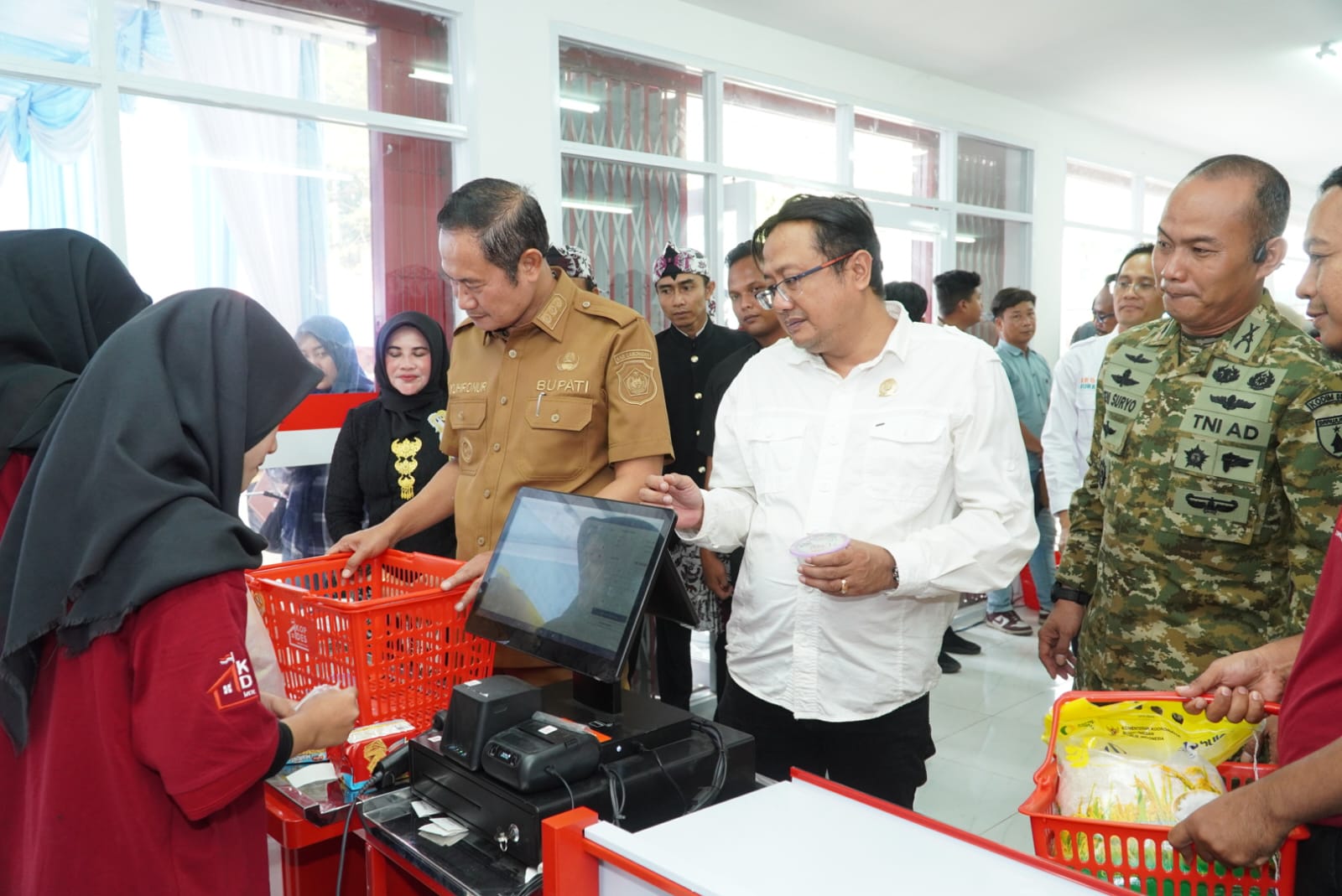 Bupati Lamongan Yuhronur Efendi di KDKMP Kelurahan Sukorejo saat menghadiri secara daring dalam acara peresmian 1.061 KDKMP oleh Presiden Prabowo, Sabtu (16/5/2026). Foto: Tugusatu/Ahmad Yakub/ist