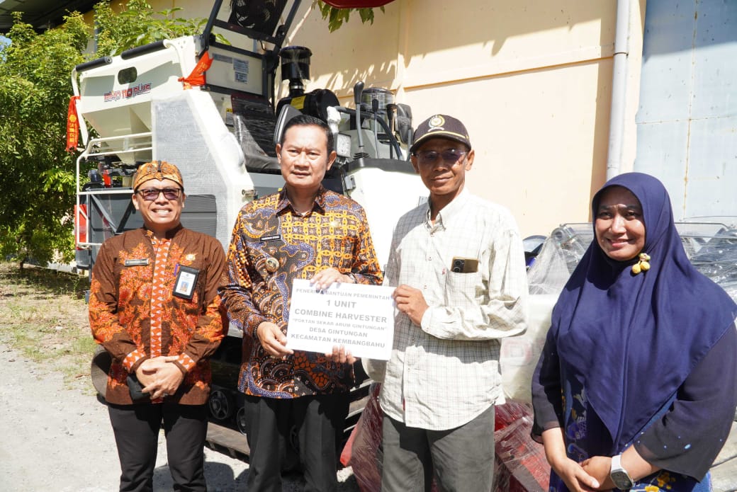 Bupati Lamongan Yuhronur Efendi menyerahkan bantuan alat combine di Sugio, Sekaran, dan Kembangbahu, Kamis (7/5/2026). Foto: Tugusatu/Ahmad Yakub/ist