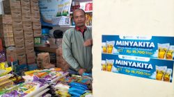 Supriyono, pedagang beras dan minyak goreng di pasar Bunulrejo, Kota Malang, Jawa Timur. Foto: Tugusatu/Bagus Suryo