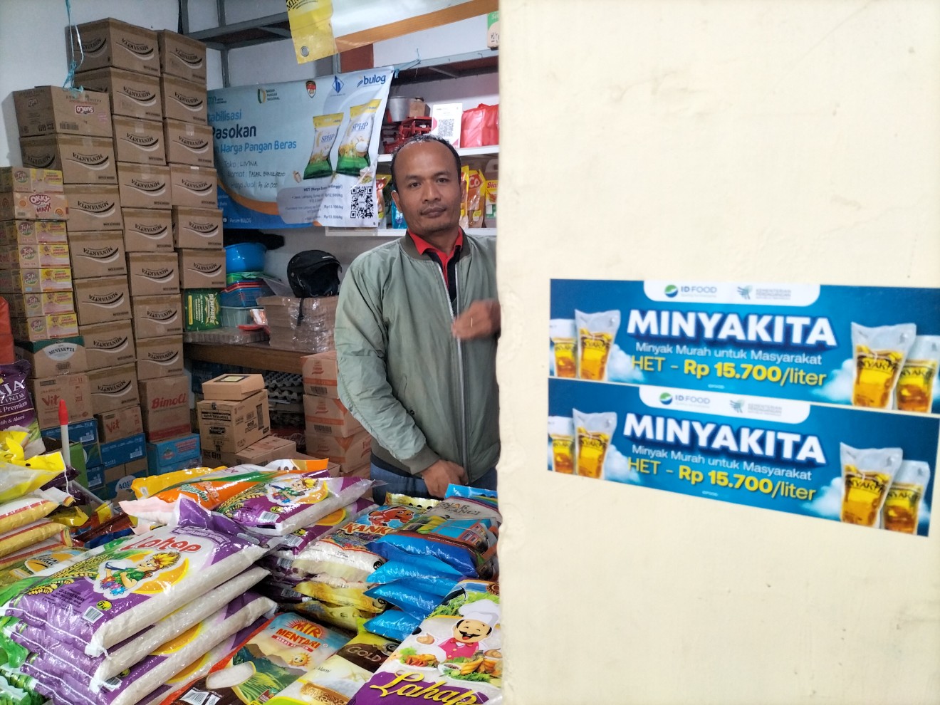 Supriyono, pedagang beras dan minyak goreng di pasar Bunulrejo, Kota Malang, Jawa Timur. Foto: Tugusatu/Bagus Suryo