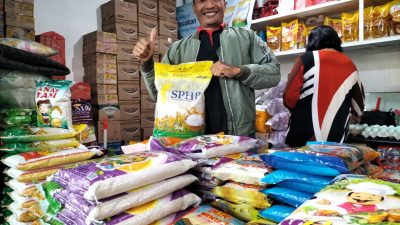 Supriyono, pedagang beras di pasar Bunulrejo, Kota Malang, Jawa Timur. Foto: Tugusatu/Bagus Suryo
