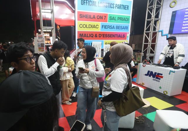 Booth JNE Official Logistics Partner POLIPONI diminati penonton konser POLIPONI di Lapangan Rampal, Kota Malang, Sabtu (20/6/2026). Istimewa