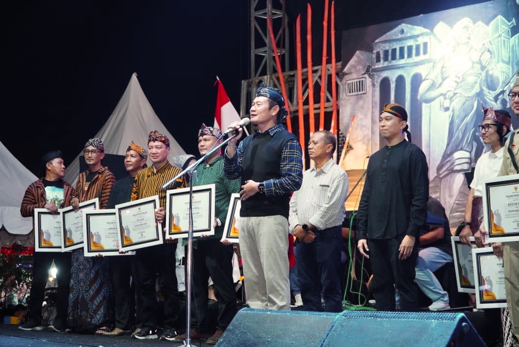 Bupati Lamongan Yuhronur Efendi menutup gelaran Lamongan Tempo Doeloe Tahun 2026, Sabtu (27/6/2026). Foto: Tugusatu/Ahmad Yakub/ist