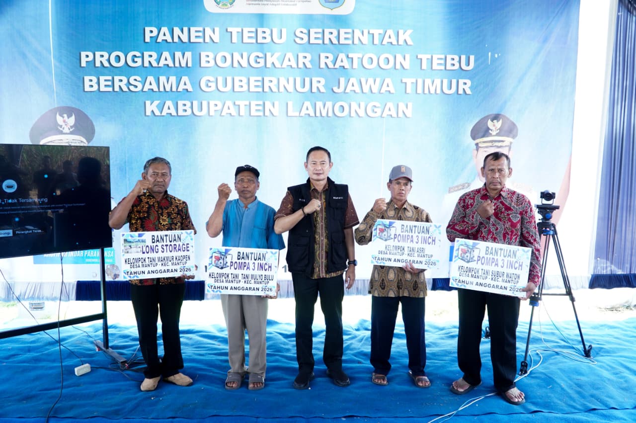 Petani tebu di Lamongan menerima bantuan.
