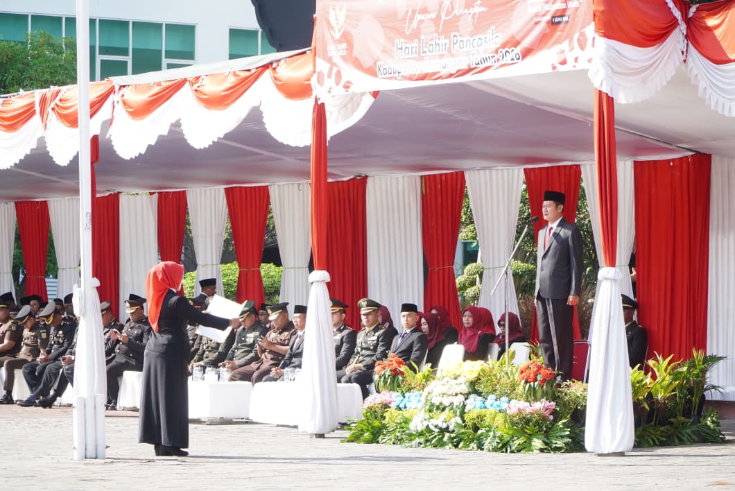 Bupati Lamongan Yuhronur Efendi memimpin upacara peringatan Hari Lahir Pancasila. Foto: Tugusatu/Ahmad Yakub/ist