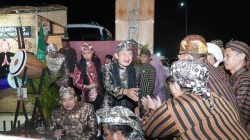 Bupati Lamongan Yuhronur Efendi bersama masyarakat merayakan Lamongan Tempo Doeloe (LTD) Perjuangan 2026 di kawasan Gajah Mada, Rabu (24/6). Foto: Tugusatu/Ahmad Yakub/ist