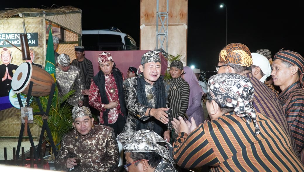 Bupati Lamongan Yuhronur Efendi bersama masyarakat merayakan Lamongan Tempo Doeloe (LTD) Perjuangan 2026 di kawasan Gajah Mada, Rabu (24/6). Foto: Tugusatu/Ahmad Yakub/ist