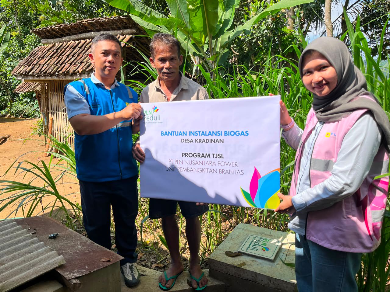 Warga desa Kradinan, Kecamatan Pagerwojo, Kabupaten Tulungagung, Jawa Timur, menerima bantuan instalasi biogas, Selasa (9/6/2026). Foto: PLN NP UP Brantas