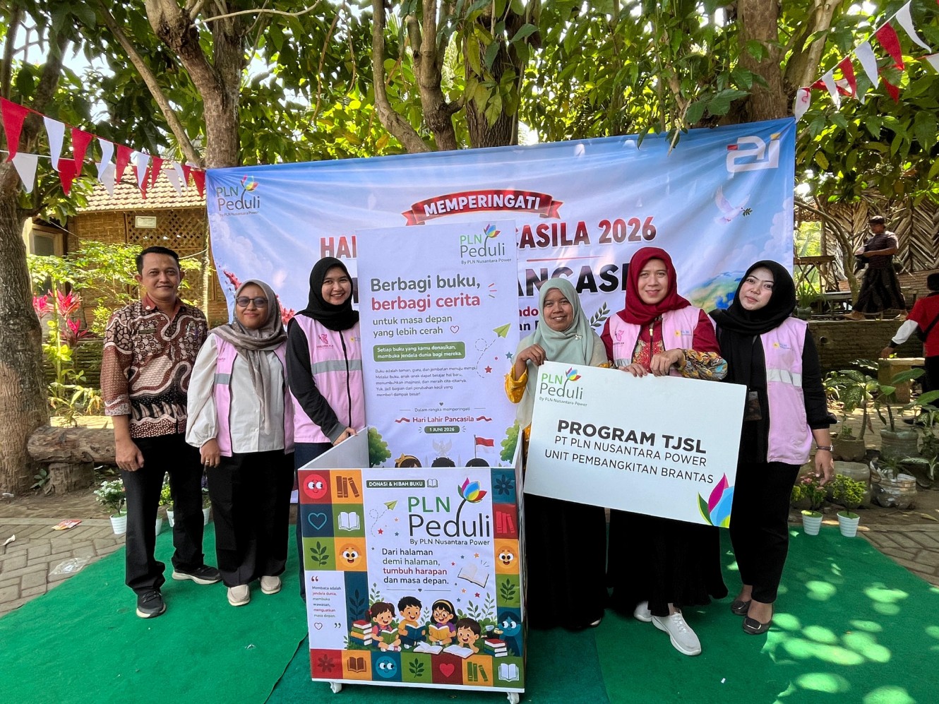 PT PLN Nusantara Power Unit Pembangkitan Brantas (PLN NP UP Brantas) menyerahkan 542 buku hasil donasi kepada Pustaka Semesta MI Bilingual Al-Ikhlas (MIBA) Sengguruh, Kepanjen, Kabupaten Malang, Jawa Timur, Kamis (11/6/2026). Foto: PLN NP UP Brantas