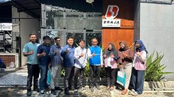 Tim PLN NP UP Brantas bersama tiga tenaga pendidik dan teknisi SMK Brantas Karangkates, Kabupaten Malang, Jawa Timur, magang di PT Braja Elektrik Motor di Surabaya. Foto: PLN NP UP Brantas