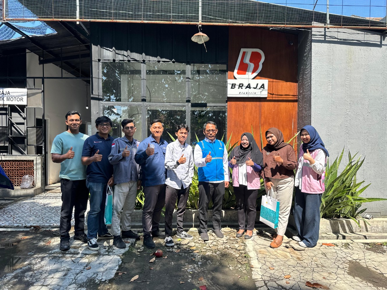 Tim PLN NP UP Brantas bersama tiga tenaga pendidik dan teknisi SMK Brantas Karangkates, Kabupaten Malang, Jawa Timur, magang di PT Braja Elektrik Motor di Surabaya. Foto: PLN NP UP Brantas