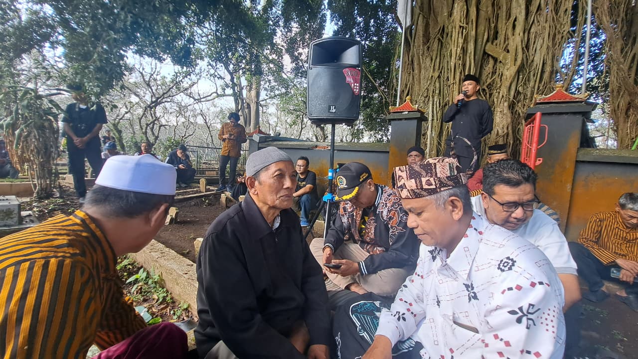 Rangkaian Bersih Desa dengan tradisi memetri atau barikan di Petren Situs Joko Lolo.