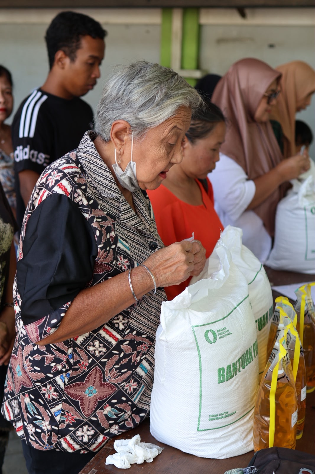 Penyaluran bantuan pangan berupa beras dan minyak goreng di Kota Malang. Istimewa