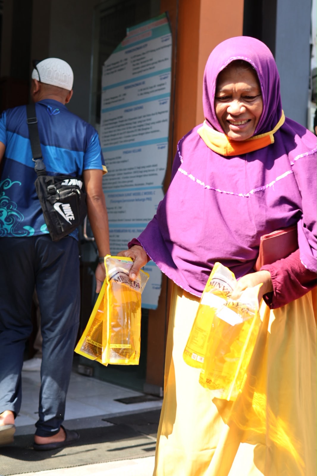 Penyaluran bantuan pangan berupa beras dan minyak goreng di Kota Malang. Istimewa
