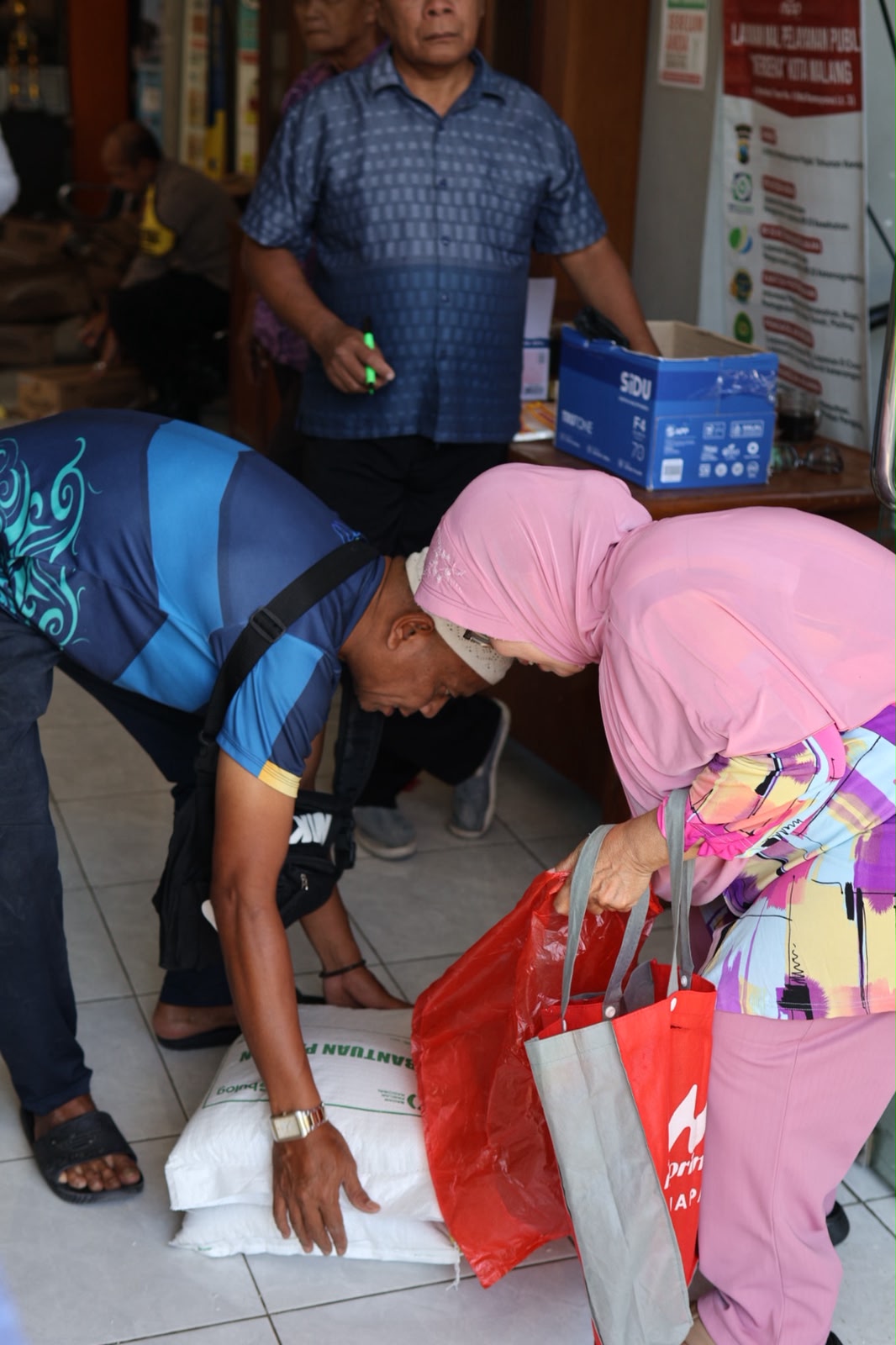 Penyaluran bantuan pangan berupa beras dan minyak goreng di Kota Malang. Istimewa