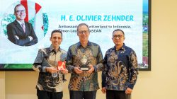 Technical Director Nestlé Indonesia, Antonio Prochilo (kiri), menyerahkan cenderamata kepada Duta Besar Swiss untuk Indonesia, Timor-Leste, dan ASEAN, H.E. Olivier Zehnder (tengah), disaksikan oleh Direktur Human Resources Nestlé Indonesia, Fahrul Irvanto (kanan), sebagai simbol apresiasi atas kunjungan serta kemitraan yang terus dibangun dalam mendukung pengembangan sektor susu berkelanjutan di Indonesia. Istimewa