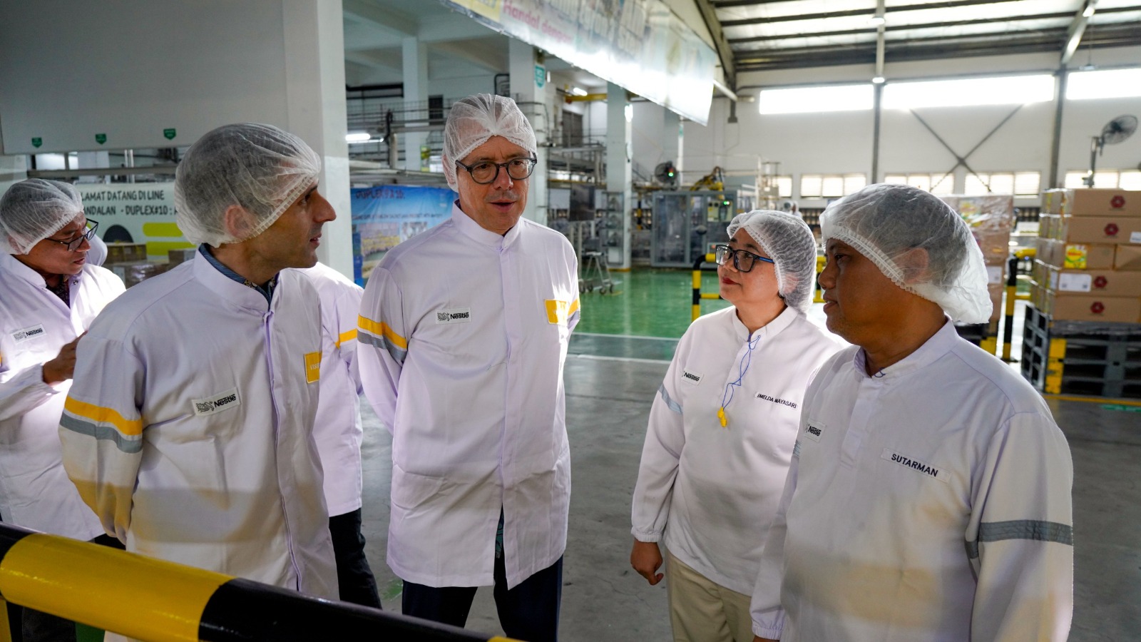 Duta Besar Swiss untuk Indonesia, Timor-Leste, dan ASEAN, H.E. Olivier Zehnder, bersama perwakilan International Labour Organization (ILO), Swisscontact, dan jajaran manajemen Nestlé Indonesia meninjau fasilitas operasional Pabrik Kejayan serta berdiskusi mengenai penguatan sektor susu nasional yang berkelanjutan. Istimewa