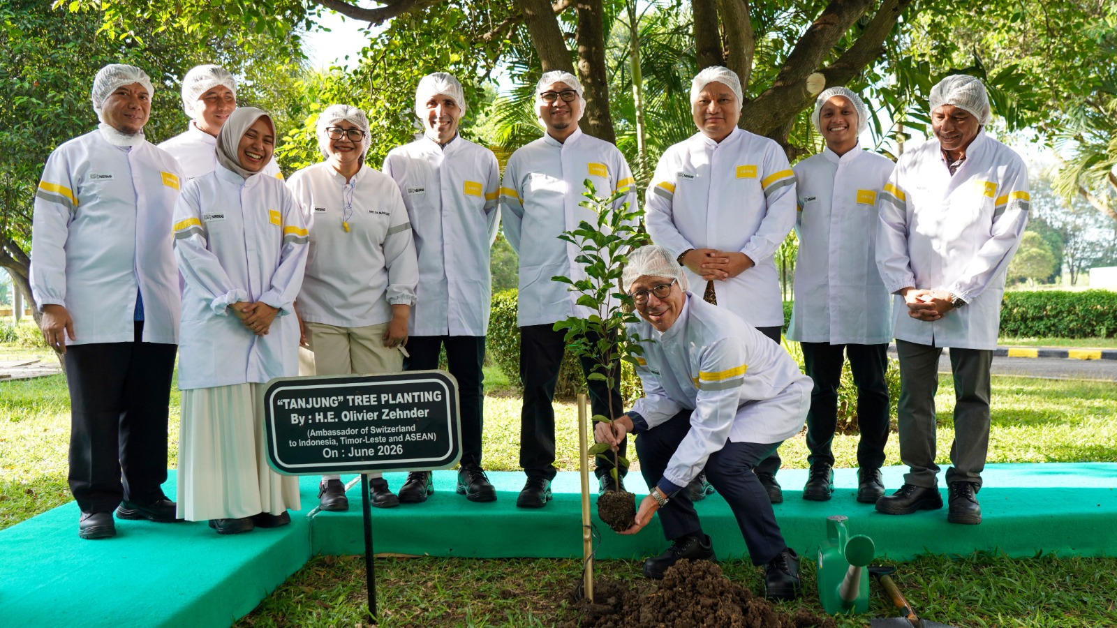 Duta Besar Swiss untuk Indonesia, Timor-Leste, dan ASEAN, H.E. Olivier Zehnder, bersama jajaran manajemen Nestlé Indonesia mengikuti kegiatan penanaman pohon di area Pabrik Kejayan. Kegiatan ini merupakan simbol komitmen bersama dalam mendukung pelestarian lingkungan dan memperkuat upaya keberlanjutan yang menjadi bagian integral dari operasional Nestlé Indonesia, baik di tingkat pabrik maupun komunitas peternak sapi perah rakyat. Istgimewa